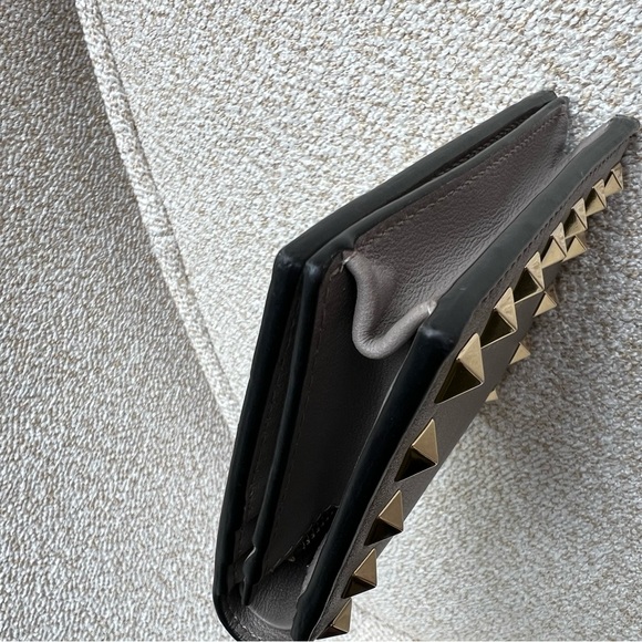 Gorgeous Valentino Garavni Rock stud compact wallet second hand - Picture 7 of 10